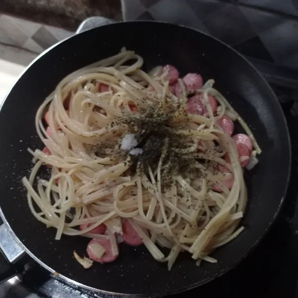 Masukkan spaghetti rebus, garam, lada, kaldu bubuk dan parsley.