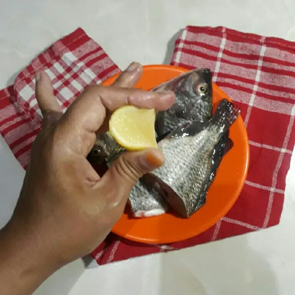 Cuci bersih ikan nila lalu beri perasan jeruk nipis. Diamkan selama 10 menit.