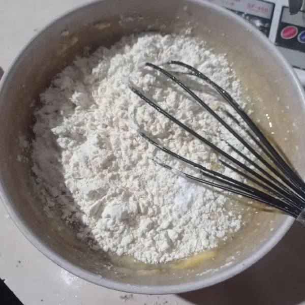 Masukkan tepung, vanili, dan soda kue, aduk rata.