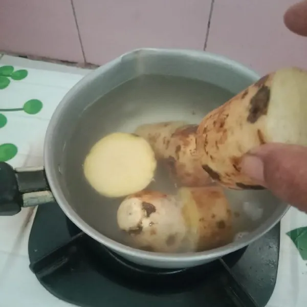 Cuci bersih ubi, potong-potong dan rebus sampai matang.