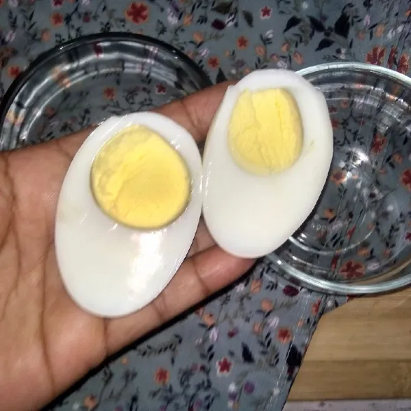 Belah dua telur rebus.