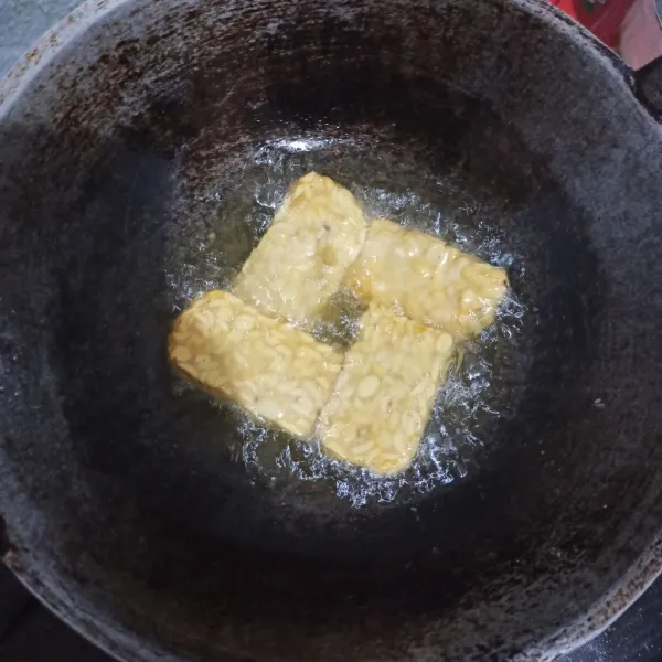 Panaskan minyak, goreng hingga kering. Angkat, lalu penyet tempe.