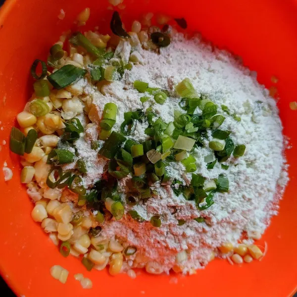 Kemudian tambahkan tepung terigu, daun bawang, bawang putih dan kaldu ayam bubuk.