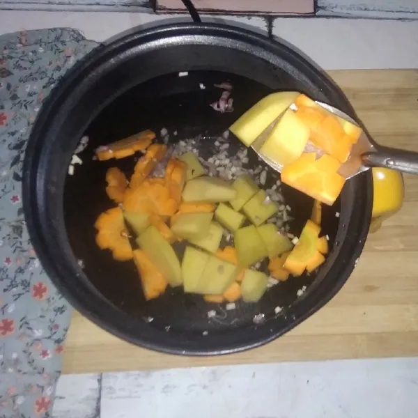Masukkan wortel, kentang dan tauge. Masak hingga mendidih.