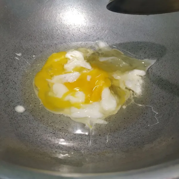 Orak arik telur hingga matang.
