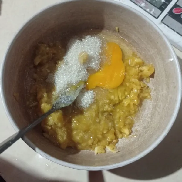 Masukkan gula dan telur, aduk sampai gula larut.
