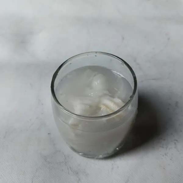 Masukkan kelapa muda kedalam gelas.
