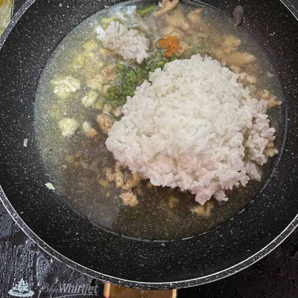 Beri garam, nasi lembek, dan sayur, biarkan air hingga menyusut.