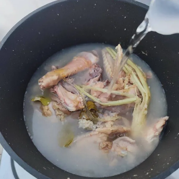 Masukkan ayam dan air, rebus hingga ayam empuk.