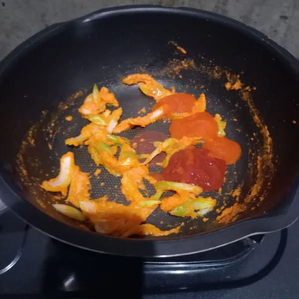 Masukkan saos pedas dan saos tomat.