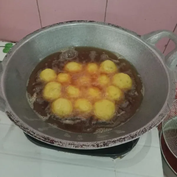 Goreng bola ubi di minyak panas sampai matang dan kecokelatan.