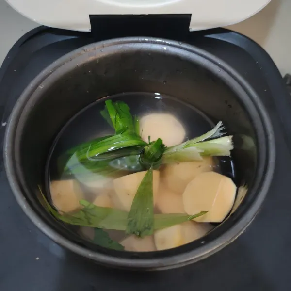 Kupas ubi, kemudian potong-potong, lalu rebus dengan 3 lembar daun pandan yang diikat hingga empuk, tiriskan.