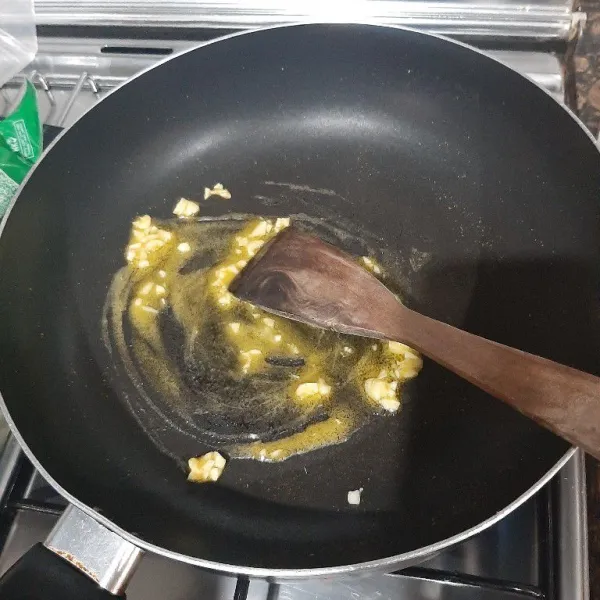 Panaskan margarin sambil diaduk kearah tengah agar margarin tetap menumpuk di tengah.