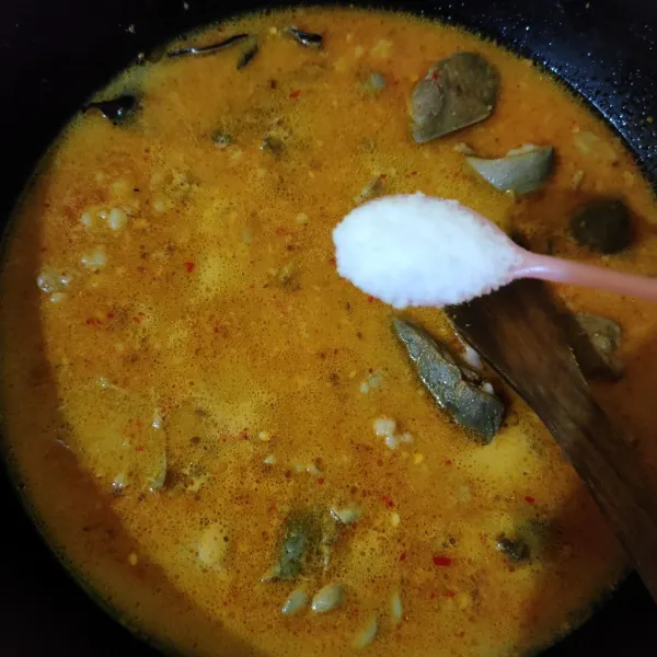 Masukkan garam, kaldu bubuk dan gula pasir. Masak hingga mendidih, tes rasa.