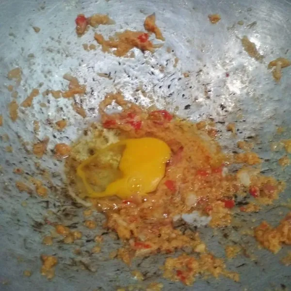 Tambahkan telur, aduk hingga telur 1/2 matang.