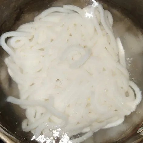 Rebus udon selama 2 menit dengan air mendidih, tiriskan.