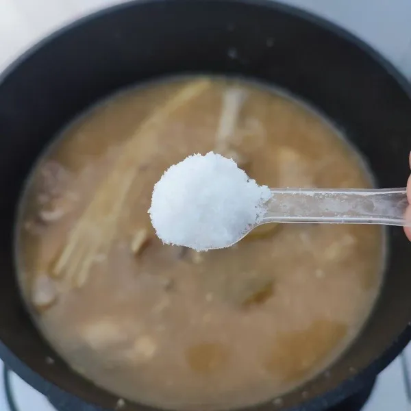 Bumbui dengan garam, gula, merica bubuk dan kaldu jamur. Koreksi rasa.