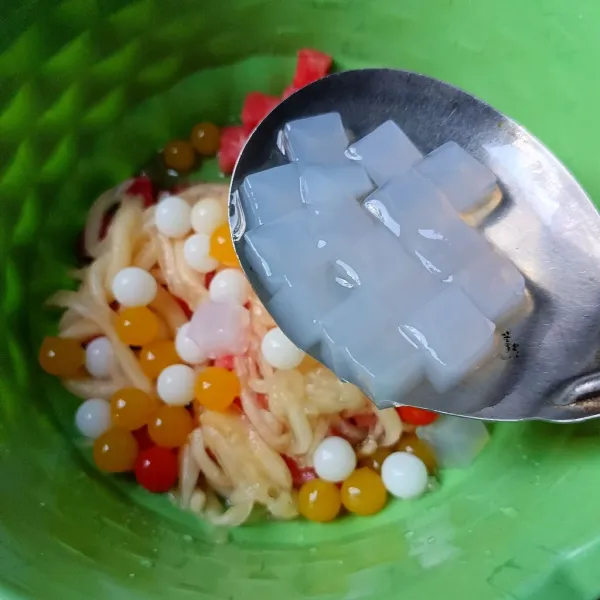 Tambahkan jelly, nata de coco dan selasih.