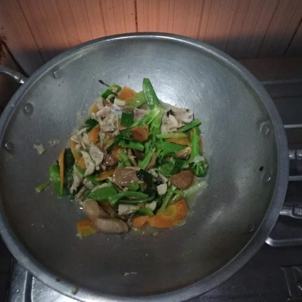 Masukan wortel,brokoli aduk masukan garam dan penyedap