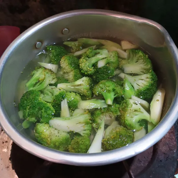Siapkan bahan yang diperlukan. Lalu rebus sebentar brokoli yang sudah dicuci bersih. Angkat dan tiriskan.