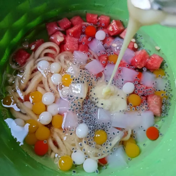 Tuang air matang, simpel sirup dan krimer kental manis.