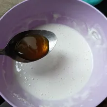 Masukkan madu dan aduk rata.
