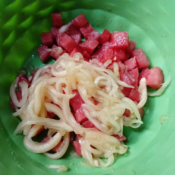 Masukkan blewah yang sudah diserut.