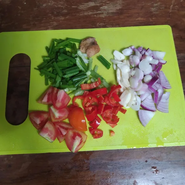 Siapkan irisan bawang merah, bawang putih, lengkuas geprek, cabe merah, daun bawang dan tomat merah.