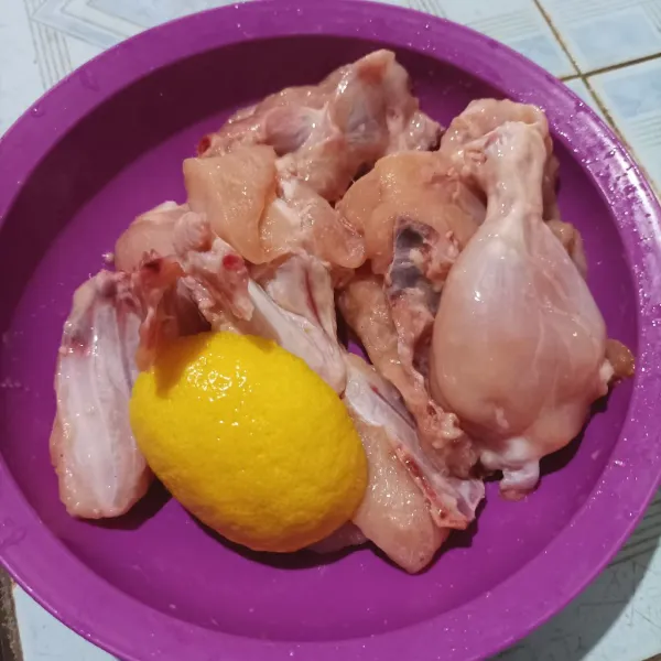 Cuci bersih ayam, setelah ayam dicuci bersih, lumuri dengan garam dan perasan jeruk nipis. Sisihkan.