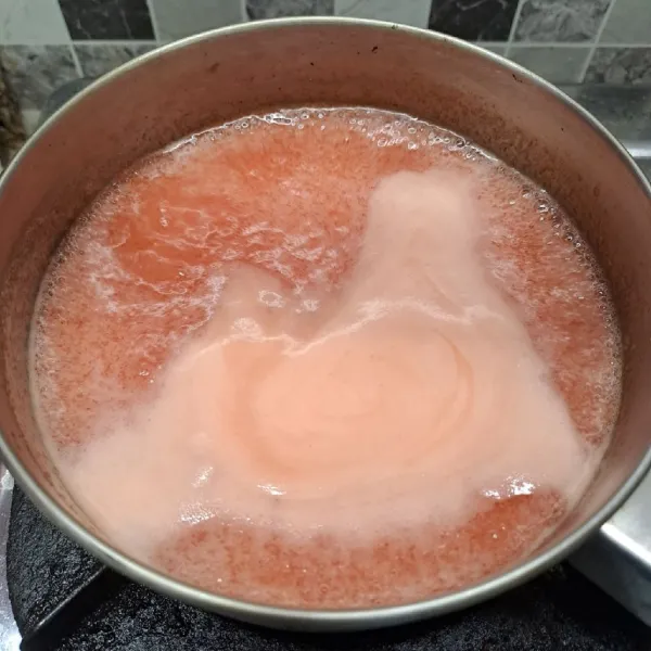 Lalu rebus dengan api sedang sambil diaduk-aduk sampai mendidih. Matikan kompor, diamkan 3 menit agar uap panas hilang.