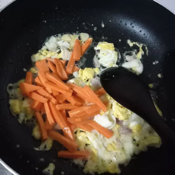Masukkan wortel, oseng sebentar.