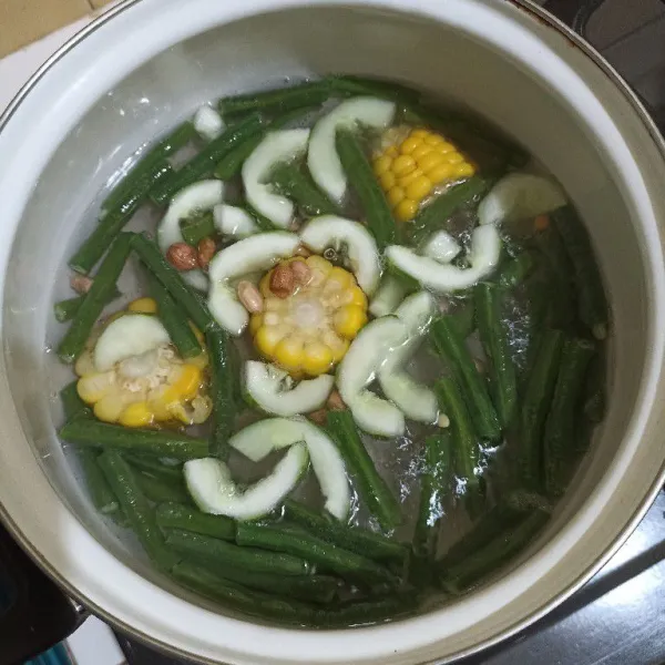 Masukkan pula kacang tanah dan air asam jawanya.