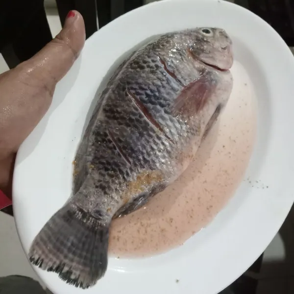 Rendam ikan dengan air garam selama 10 menit.