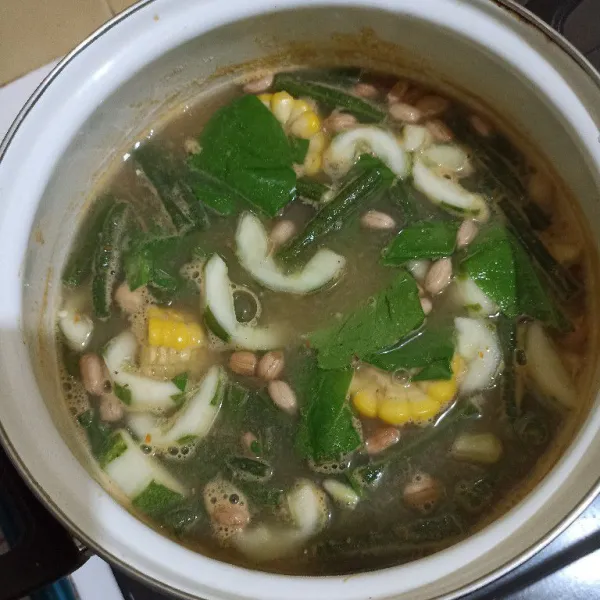 Terakhir masukkan daun melinjo, masak sebentar. Koreksi rasa dan angkat. Sajikan.