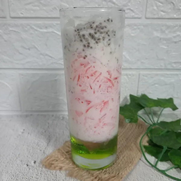 Tambahkan selasih dan susu cair. Aduk dan nikmati.