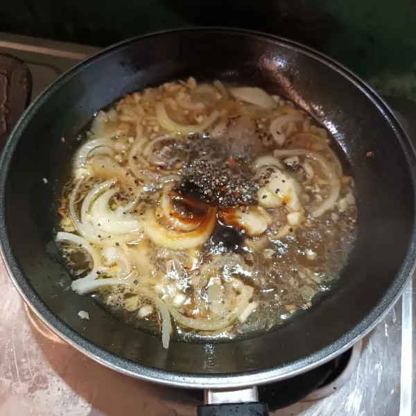 Panaskan minyak, lalu tumis bawang putih dan bombay sampai harum. Lalu tuangkan air dan tambahkan bumbu perasa. Aduk.