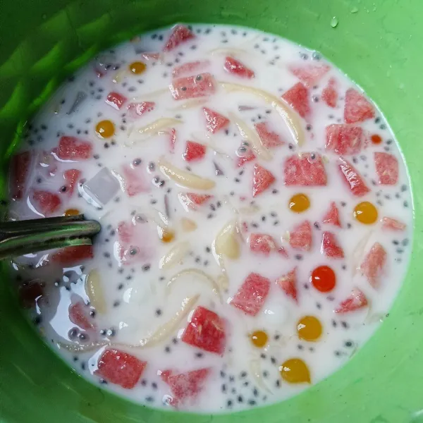 Tambahkan es batu dan aduk-aduk sampai tercampur rata, sajikan.