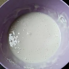 Campur tepung terigu, tepung maizena dan garam, lalu tuang air sedikit demi sedikit sambil diaduk sampai jadi adonan dengan kekentalan yang pas.