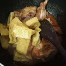 Tambahkan tahu goreng dan air