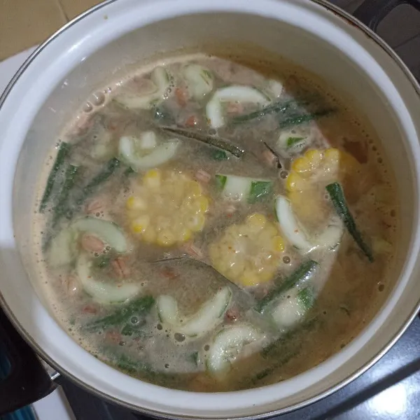 Tuang bumbu halusnya, garam, gula dan kaldu bubuk.