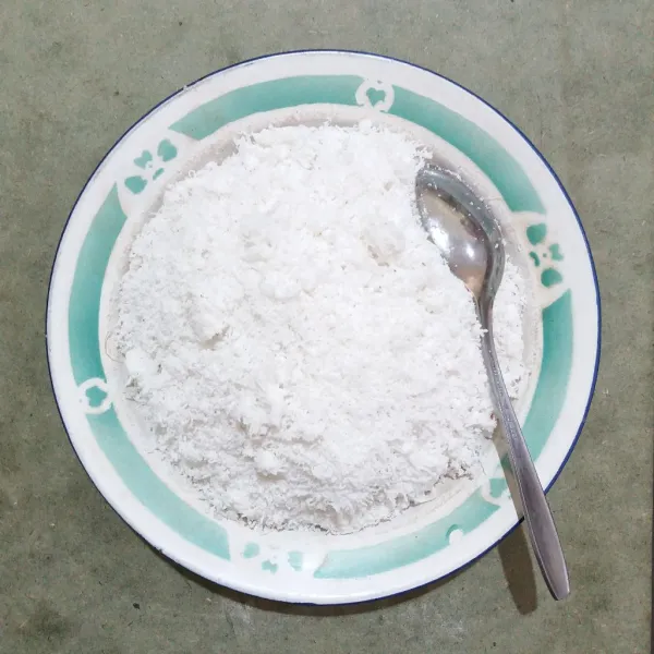 Aduk rata kelapa parut dan garam, kukus sekitar 15 menit, lalu sisihkan.