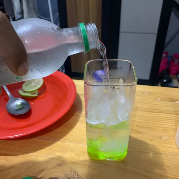 Tuang air soda (sprite ).