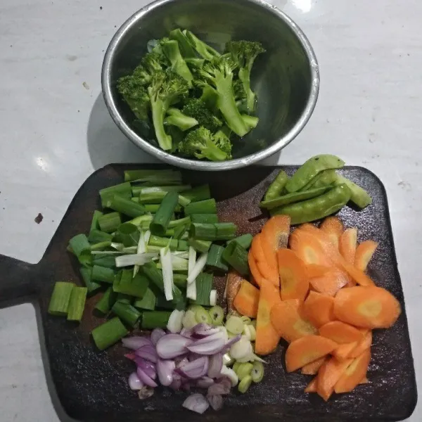 Potong potong bahan sayur yang sudah di cuci lalu sisihkan