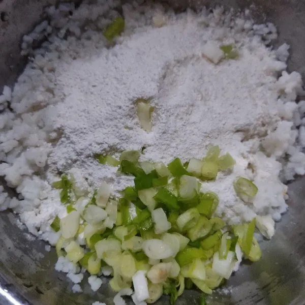 Campurkan dengan tepung bumbu putih dan daun bawang.