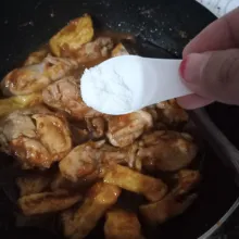 Bumbui lada, garam, dan kaldu bubuk