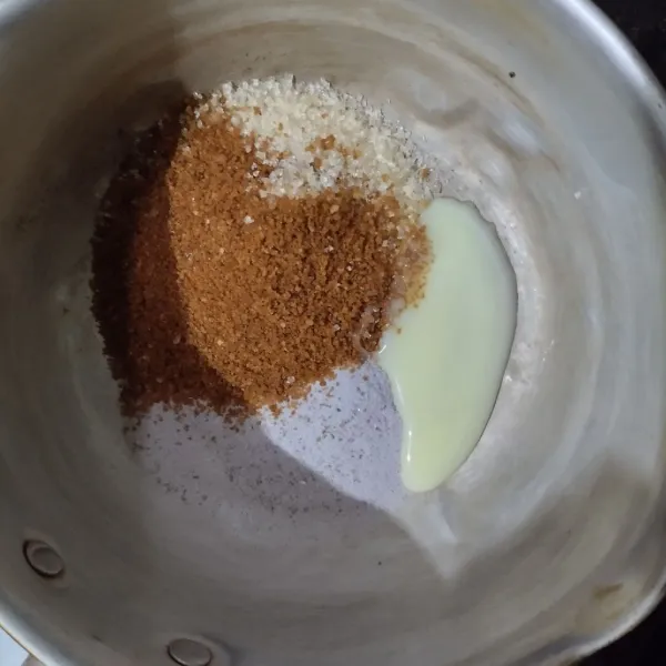 Masukkan bubuk agar-agar, gula pasir, gula palem dan kental manis putih.