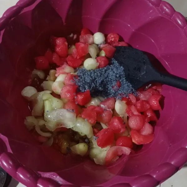 Masukkan semangka dan melon yang sudah dicetak, selasih, dan jelly.