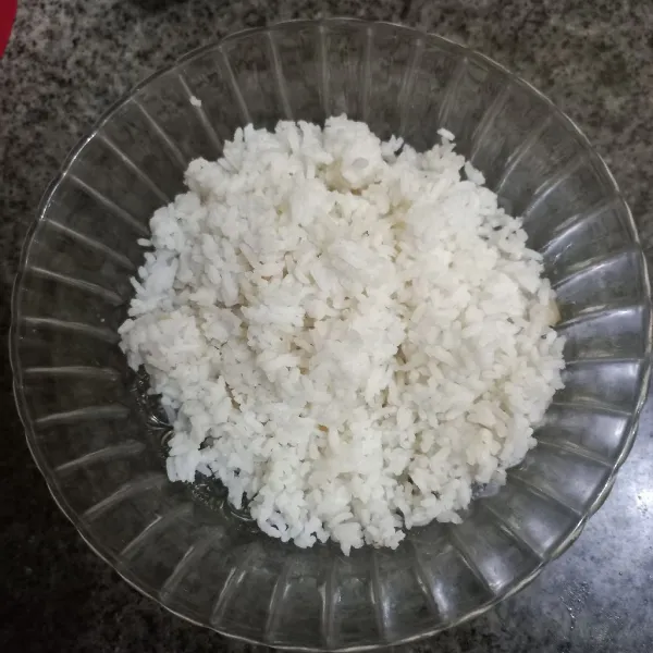 Siapkan nasi putih pastikan nasi tidak bergerindil