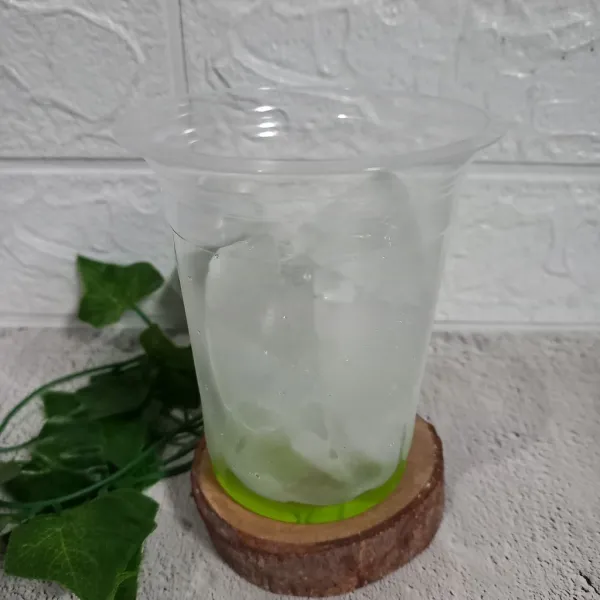 Untuk penyajiannya, siapkan gelas. Tuang sirup melon dan masukkan es batu.