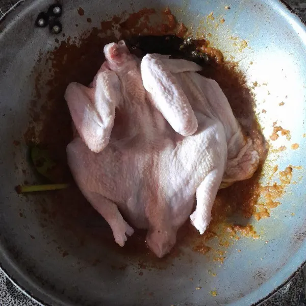 Masukkan ayam, masak sebentar.